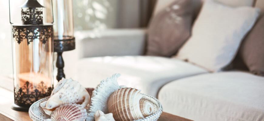 Beach,Interior,Decor:,Sea,Shells,And,Lanterns,On,The,Wooden