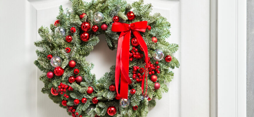 Beautiful,Red,Christmas,Wreath,Of,Fresh,Spruce,On,The,White