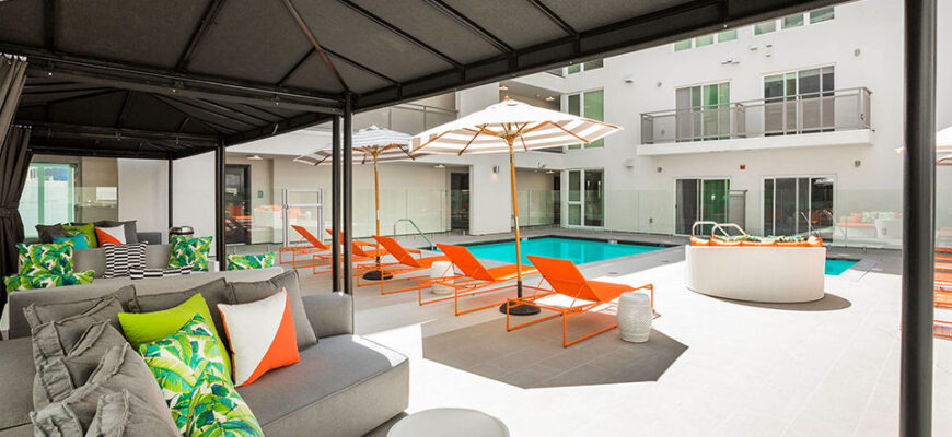 outside-apartment-outdoor-seating-onyx-glendale-glendale-ca