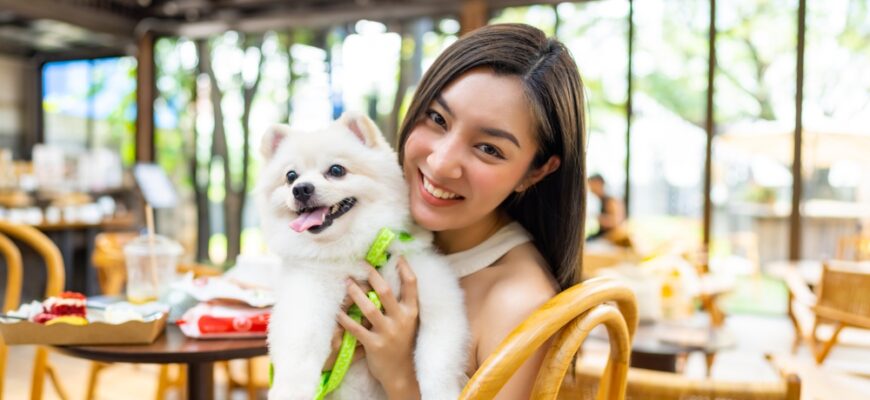 Portrait,Of,Young,Asian,Woman,Carrying,Her,Pomeranian,Dog,At