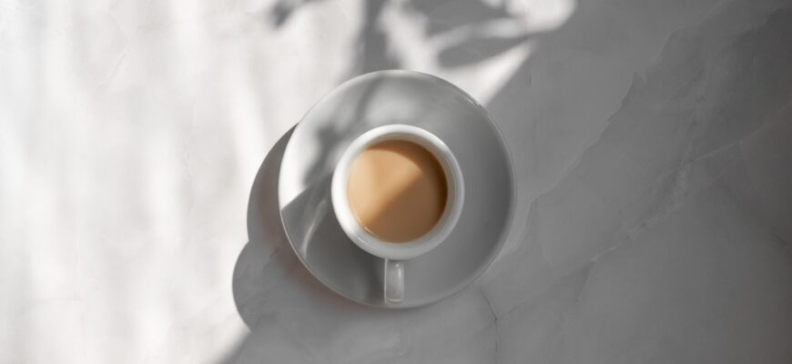 Minimal,Aesthetic,Lifestyle,Coffee,Concept,,Saucer,And,Cup,With,Milky